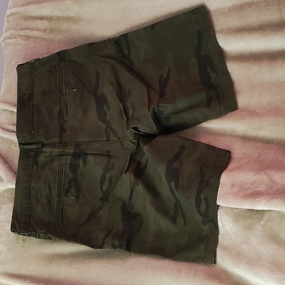 American Eagle Outfitters Dark Camo Shorts - Picture 2 of 2